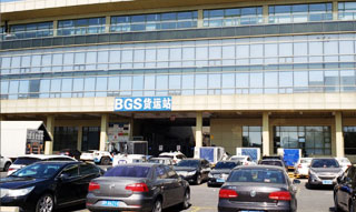 遗体棺柩装车运往客户指定地点