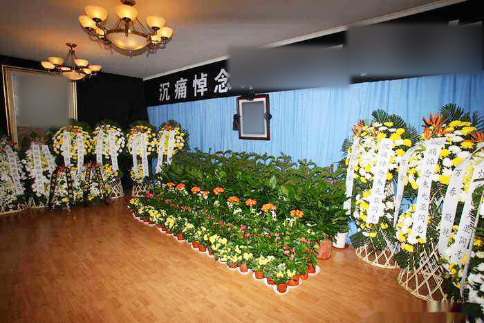 为周先生布置大型灵堂 亲友前来吊唁