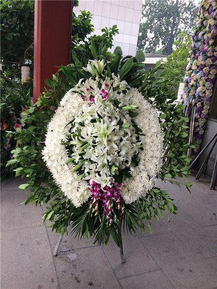 花落水流