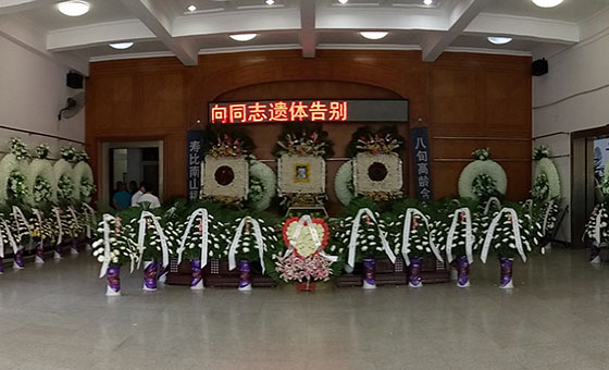 为八旬老人布置告别厅