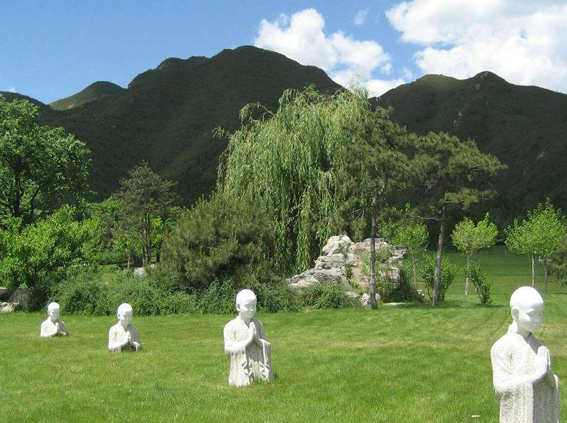 天寿陵园，依山就势、乾高巽低，浓浓的亲情味和人文关怀
