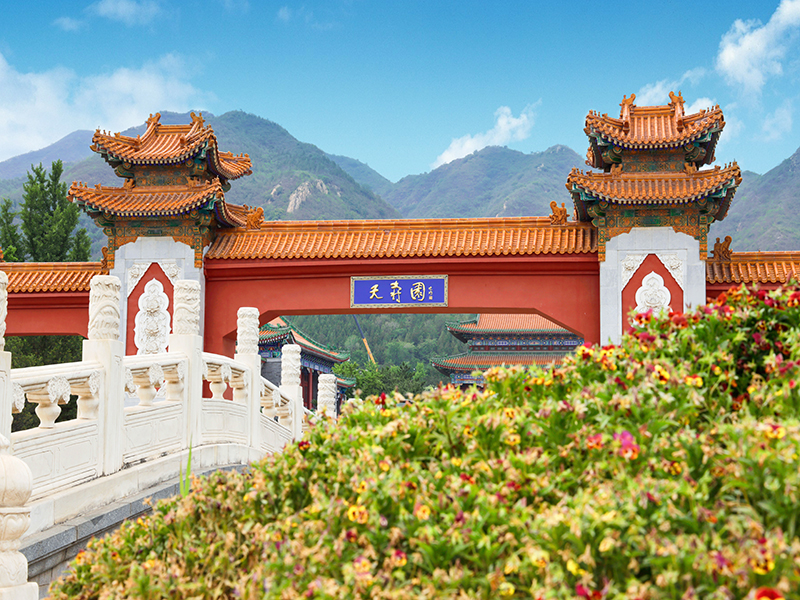 天寿陵园，红墙黄瓦的建筑古朴庄严